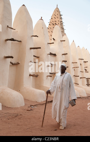 Ein muslimischer Mann geht vorbei an der Grande Mosquée in Bobo Dioulasso, Burkina Faso, Westafrika. Stockfoto