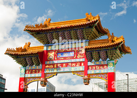 Ein chinesisches Tor im chinesischen Viertel von Newcastle, Tyneside, UK. Stockfoto