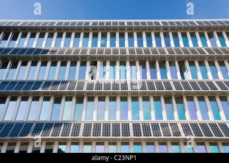Solaranlage auf einem Gebäude auf dem Campus der Northumbria University in Newcastle, UK. Stockfoto