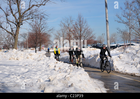 Chicago, Illinois, USA. Radfahrer auf dem Weg im Stadtpark entlang des Seeufers im Winter. Stockfoto