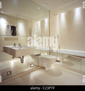 Spiegelwand im modernen Badezimmer mit Interior Design von Todhunter Earle Stockfoto