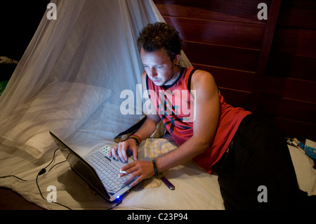 Junger Mann mit einem Laptop, Khao Sok Nationalpark, Süd-Thailand Stockfoto