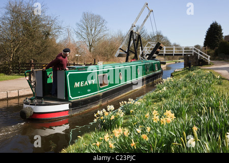 Grüne 15-04 nähern Fron Hubbrücke bei 28 W auf dem Llangollen-kanal im Frühjahr. Froncysyllte, Wrexham, Wales, UK, Großbritannien Stockfoto