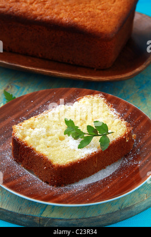 hausgemachten Kuchen auf der Holzplatte Stockfoto