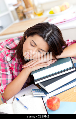 Müde asiatische Studentin schlafen auf ihre Bücher Stockfoto