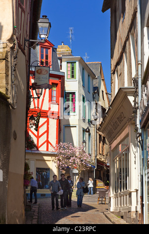 Schmalen Sie Einkaufsstraßen und Gassen von Vannes, Morbihan, Bretagne, Frankreich, Europa Stockfoto