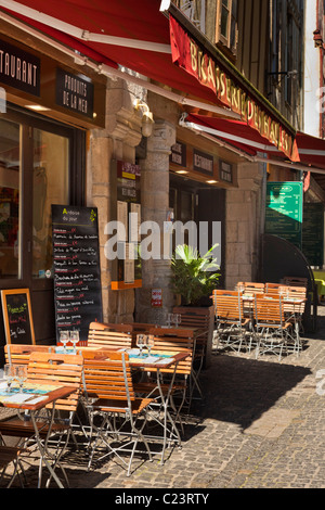 Brasserie-Restaurant in den engen Gassen von Vannes, Morbihan, Bretagne, Frankreich, Europa Stockfoto