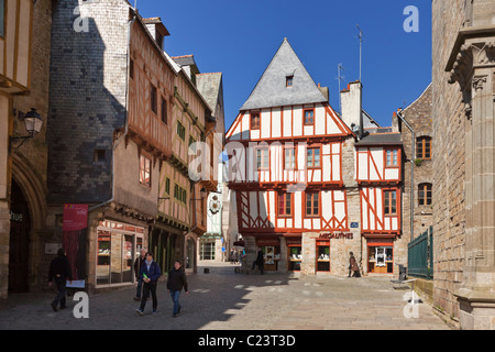 Vannes, Morbihan, Bretagne, Frankreich, Europa: Place Saint-Pierre-Platz mit mittelalterlichen Gebäude in der Altstadt. Stockfoto