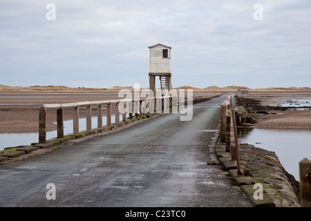 Die Gezeiten Zuflucht auf dem Damm nach Holy Island, Lindisfarne, Northumberland Stockfoto