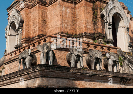 Elefantenstatuen im Wat Chedi Luang Tempel in Chiang Mai, Thailand Stockfoto