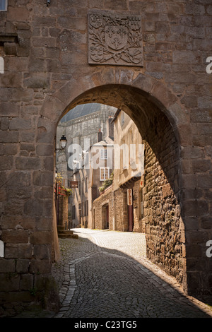 Alte mittelalterliche Straßenszene mit Kopfsteinpflaster in Vannes, Bretagne, Frankreich, Europa Stockfoto