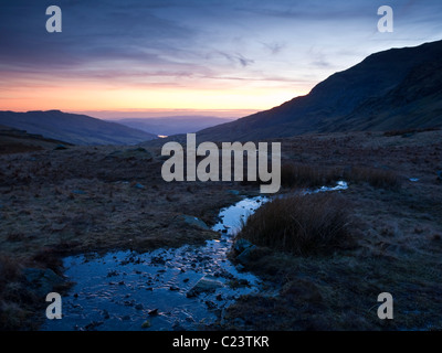 Blick in der Dämmerung vom Kirkstone Pass hinunter nach Ambleside in The Lake District Stockfoto