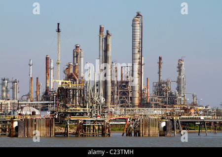 Öl-Raffinerie auf dem Mississippi River in der Nähe von New Orleans, Louisiana, USA. Stockfoto