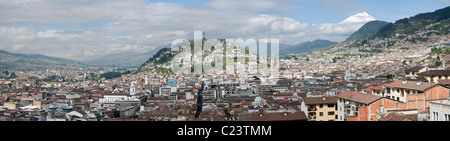 Panorama der Virgen de Quito auf Panecillo Hügel von der Basilika, Quito, Ecuador Stockfoto