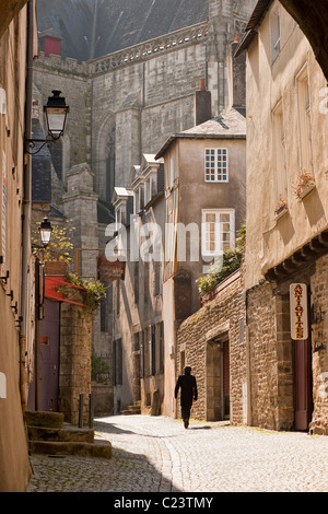 Mann zu Fuß entfernt, auf einer alten alten gepflasterten mittelalterlichen Straße in Vannes, Bretagne, Frankreich, Europa Stockfoto