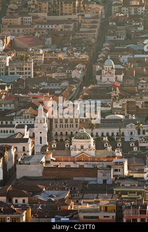 Quito vom Panecillo Hügel bei Sonnenaufgang, Ecuador Stockfoto