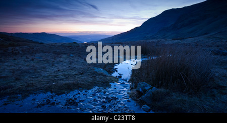 Panoramablick in der Dämmerung aus den Kirkstone Pass hinunter Richtung Ambleside in The Lake District Stockfoto