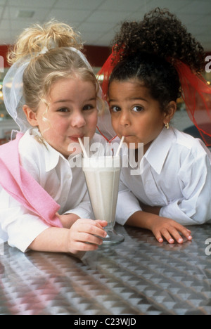 Zwei Mädchen in alte Soda Shop Einstellung. Stockfoto