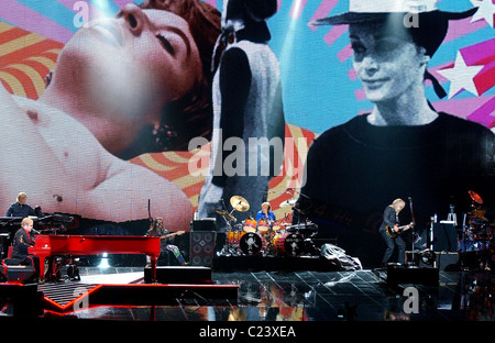 Elton John die live im Konzert während seiner "Red Piano Tour" im Ahoy Stadium. Rotterdam, Niederlande - 17.10.09 Stockfoto