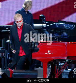 Elton John die live im Konzert während seiner "Red Piano Tour" im Ahoy Stadium. Rotterdam, Niederlande - 17.10.09 Stockfoto