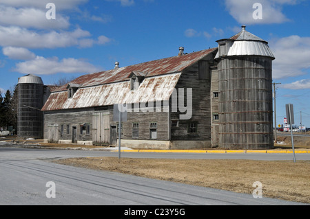 Aufgegeben von Korn / Bauernhof-Haus mit Silo in Quebec, Kanada. Stockfoto