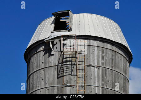 Ein verlassenes Getreidesilo auf einer Farm in Quebec. Stockfoto