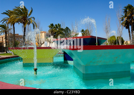 Wasserfontänen Sie in der mediterranen Stadt von San Pedro del Pinatar, Murcia, Spanien. Stockfoto