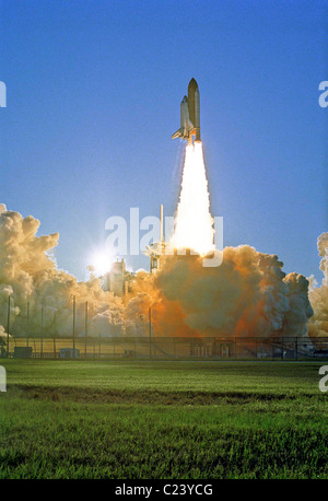 Space Shuttle Atlantis und sieben Mitgliedern STS-117 Crew fahren Sie in Richtung der Umlaufbahn der Erde und ein Link-Up International Space Station Stockfoto