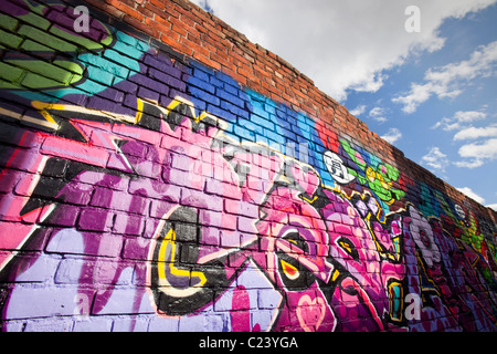 Grafitti bedeckt Wand in Gateshead, Tyneside, UK. Stockfoto