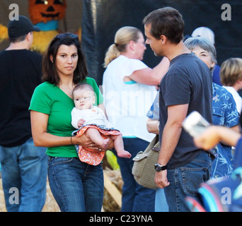 Baby-Tochter Mabel Painter Lowe, Chad Lowe und Kim Painter besuchen Mr Bones Pumpkin Patch um einen Kürbis für Halloween auszuwählen. Stockfoto