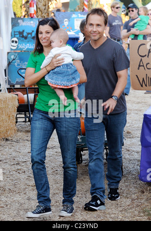 Baby-Tochter Mabel Painter Lowe, Chad Lowe und Kim Painter besuchen Mr Bones Pumpkin Patch um einen Kürbis für Halloween auszuwählen. Stockfoto