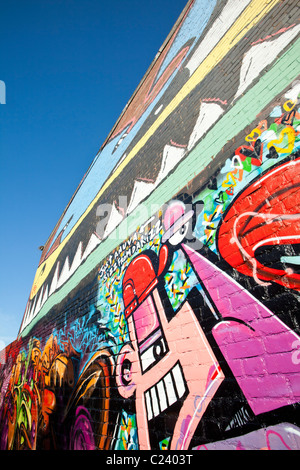 Grafitti bedeckt Wand in Gateshead, Tyneside, UK. Stockfoto