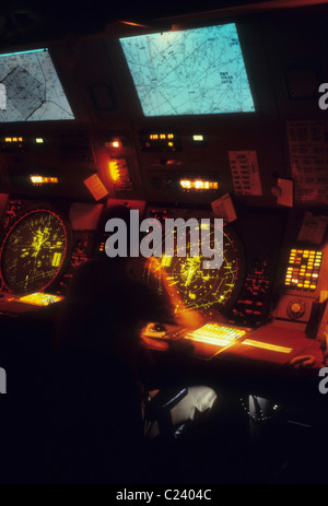 Fluglotse auf Radarstation. Stockfoto