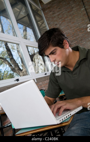 Student, Universität, auf der Suche, bei der, Mac, Computer, Laptop, Notebook, mobile, online, Typisierung, E-mail, E-mails, suchen. Stockfoto