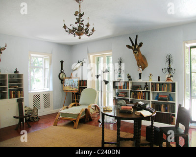 Ernest Hemingways private Höhle und Schreibzimmer. Seine Schreibmaschine sitzt in diesem Retreat am Hemingway Haus in Key West, Florida. Stockfoto