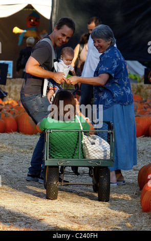 Baby-Tochter Mabel Painter Lowe, Chad Lowe und Kim Painter besuchen Mr Bones Pumpkin Patch um einen Kürbis für Halloween Los auswählen Stockfoto