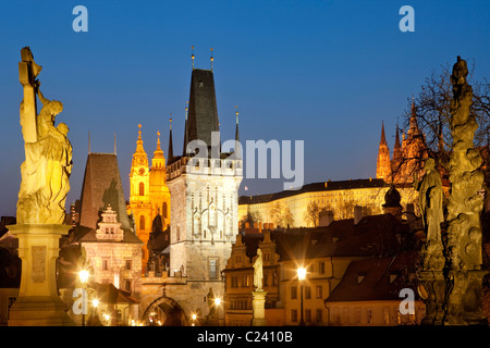 Tschechische Republik-Prag - Charles Bridge und st. Nicolaus-Kirche in der Abenddämmerung Stockfoto