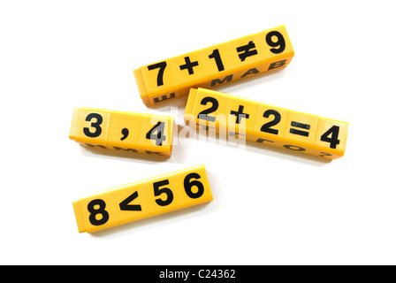 mathematische Aktionen sind auf gelben Quadraten Stockfoto