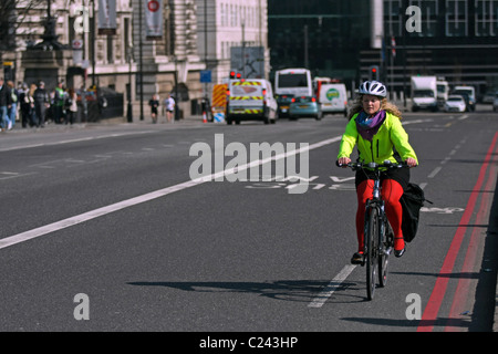 Eine Dame mit dem Fahrrad in einen Radweg in London, England an einem sonnigen Nachmittag Stockfoto