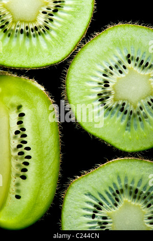 Makroaufnahme einer schlank geschnittenen Kiwis auf schwarzem Hintergrund Stockfoto