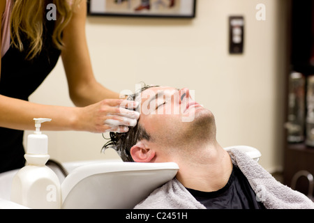 Attraktiver Mann mit einem shampoo Stockfoto