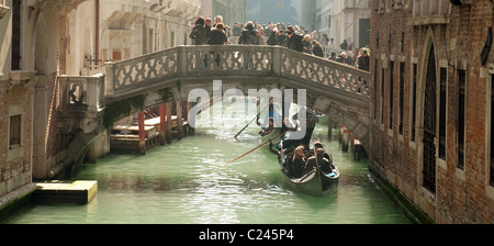 Gondeln gehen unter einer Brücke auf den Kanälen in Venedig, Italien Stockfoto