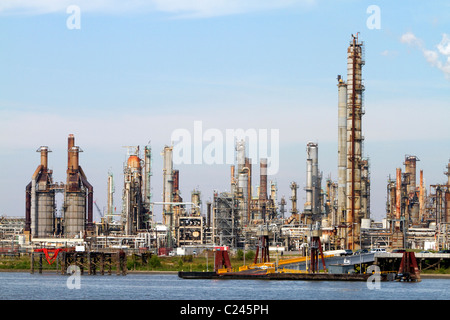 Öl-Raffinerie auf dem Mississippi River in der Nähe von New Orleans, Louisiana, USA. Stockfoto
