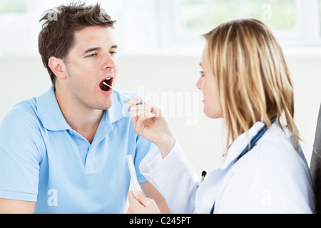 Nehmen eine Speichelprobe eines männlichen Patienten mit Wattestäbchen Ärztin Stockfoto