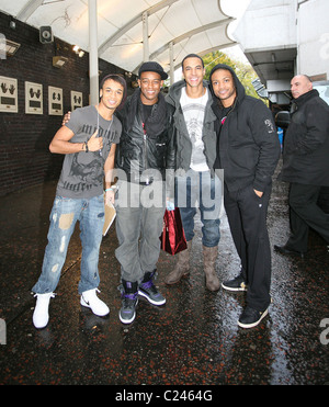 Aston Merrygold, Oritse Williams, Marvin Humes, Jonathan Benjamin Gill aka JB von JLS außerhalb der GMTV Studios London, England Stockfoto