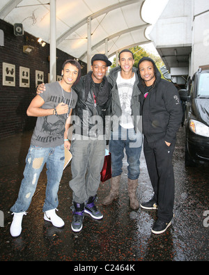 Aston Merrygold, Oritse Williams, Marvin Humes, Jonathan Benjamin Gill aka JB von JLS außerhalb der GMTV Studios London, England Stockfoto