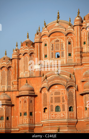 Detail der Hawa Mahal, auch bekannt als der Palast der Winde in Jaipur, Indien Stockfoto