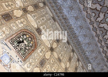 Feine Spiegel und Gips arbeiten in der Sheesh Mahal gespiegelten Halle, Amber Palast, Jaipur, Indien Stockfoto