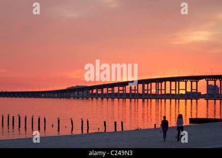 Biloxi Bay Bridge führt US Route 90 über Biloxi Bucht zwischen Biloxi und Ocean Springs, Mississippi, Vereinigte Staaten. Stockfoto