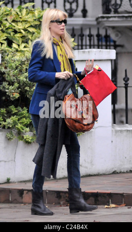 Claudia Schiffer unter ihrem Sohn Casper Vaughn zu School London, England - 06.11.09 Stockfoto